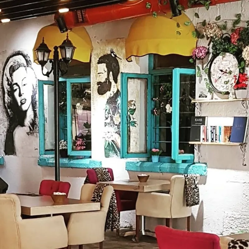 Zúmrut Café