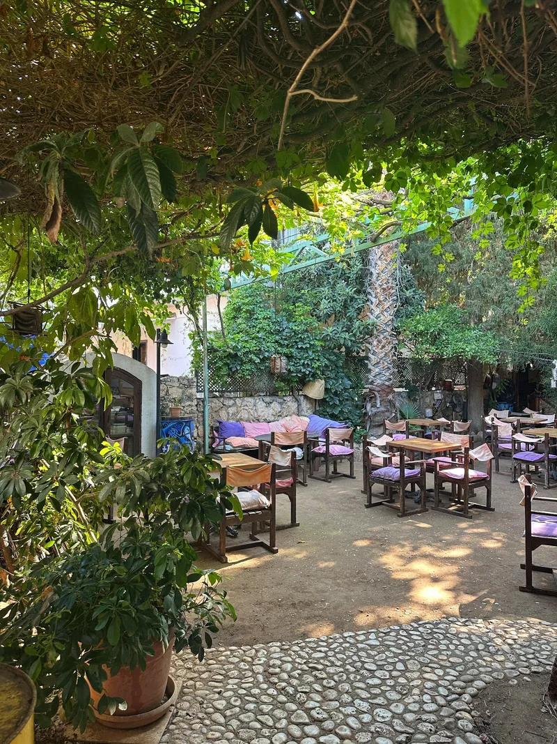 Hideaway Bar & Cafe