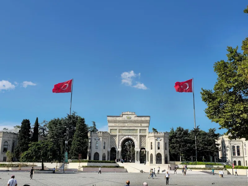 İstanbul Üniversitesi Tarihi Beyazıt Kapısı