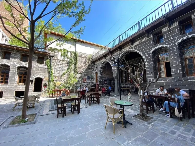 Dengbêj Evi